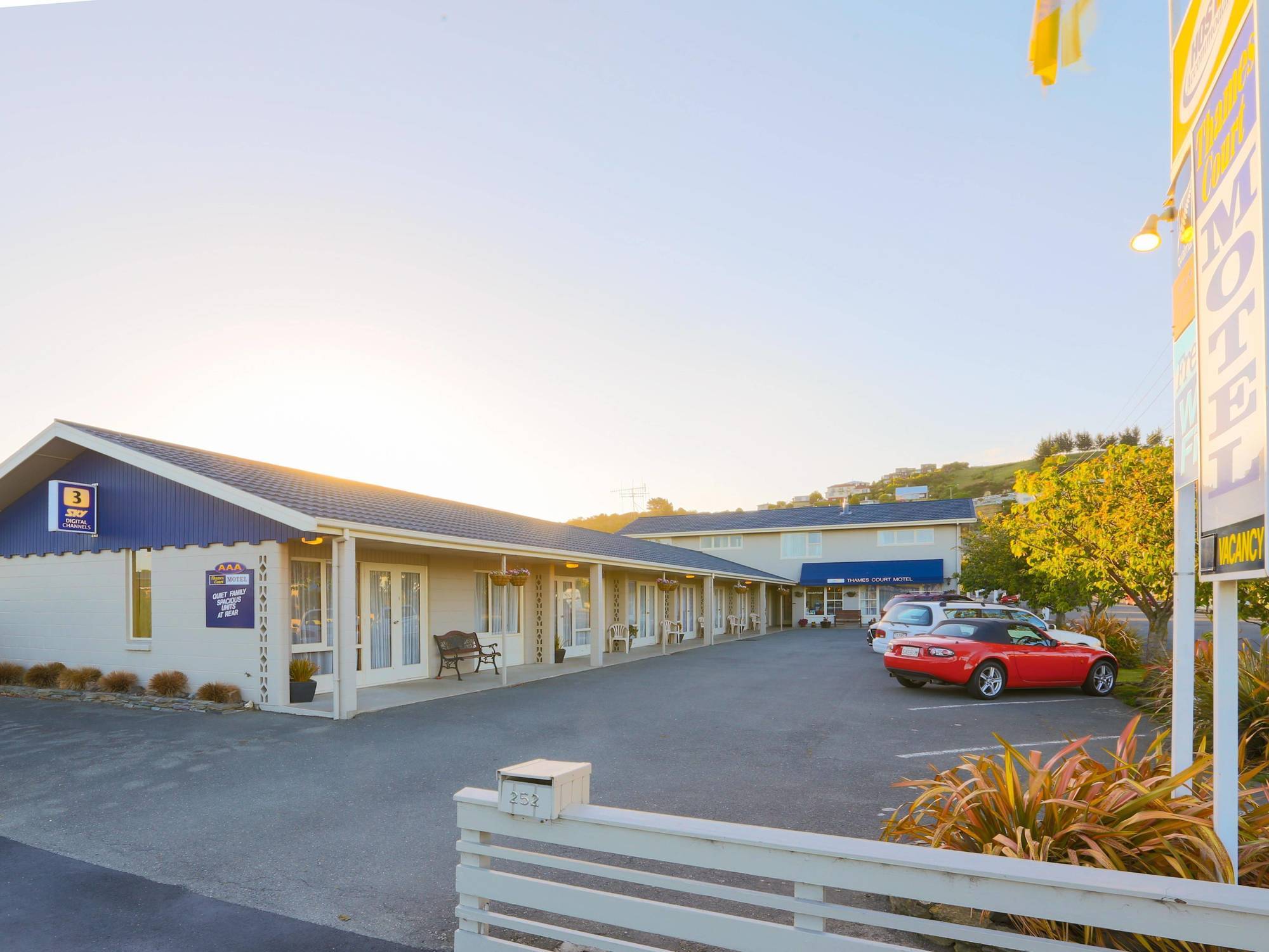 Aaa Thames Court Motel Оамару Екстериор снимка